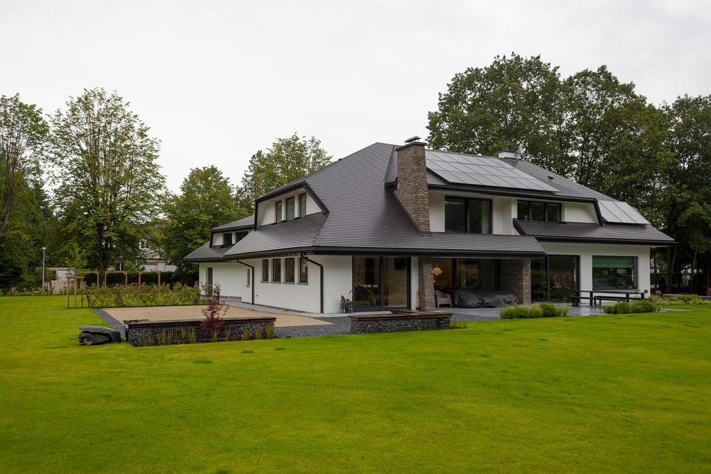 dom, czarny spadzisty dach, biale sciany, ogrod