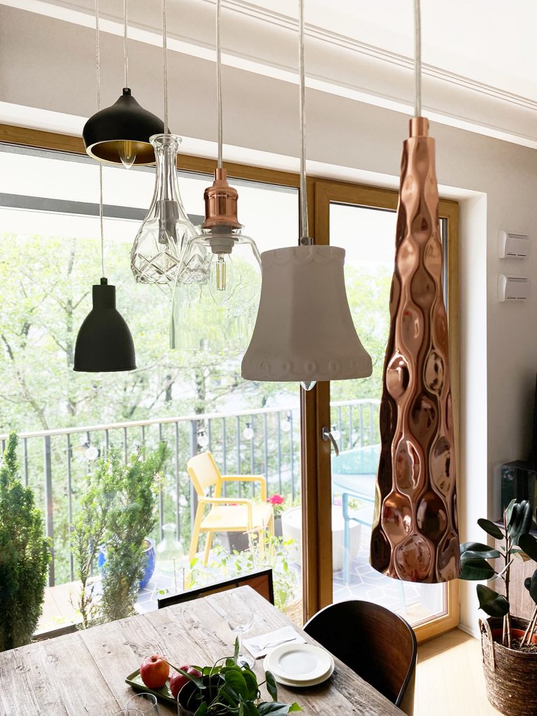 salon, lampy wiszace z roznorodnymi kloszami, drzwi balkonowe