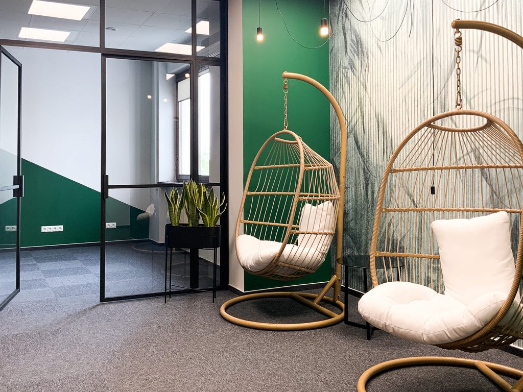 przestrzen odpoczynkowa, drewniane wiszace fotele, fototapeta