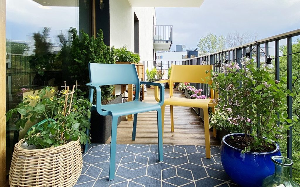 balkon, geometryczny dywan, rosliny, meble ogrodowe