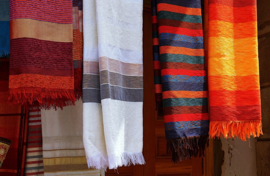 kolorowe chusty na marokańskim targowisku
