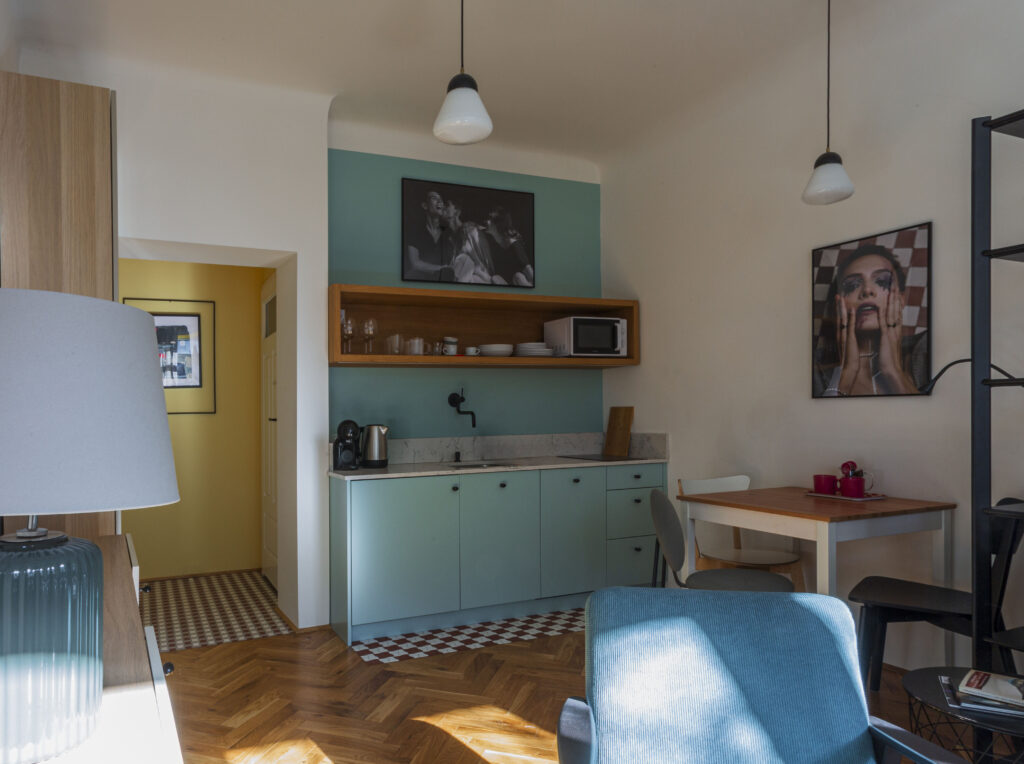 salon z błękitnym aneksem kuchennym