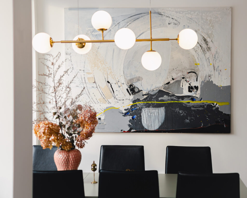 Aranżacja salonu z aneksem kuchennym i jadalnią - projekt wnętrza w Warszawie